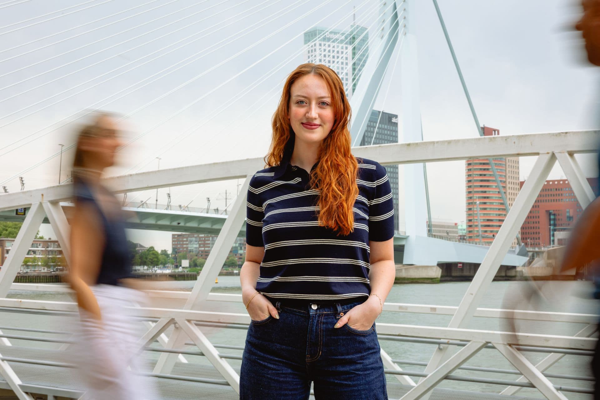 Collega zittend voor gekleurde containers